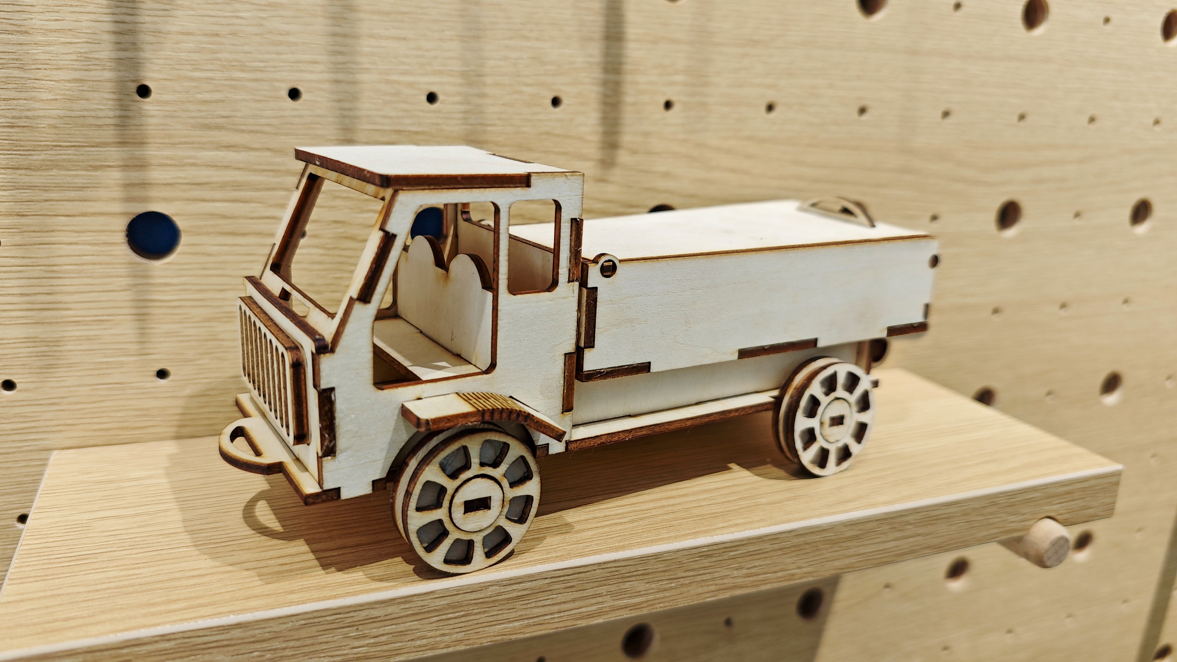 How does the Smart Laser Cutting Machine Cut Car Models?